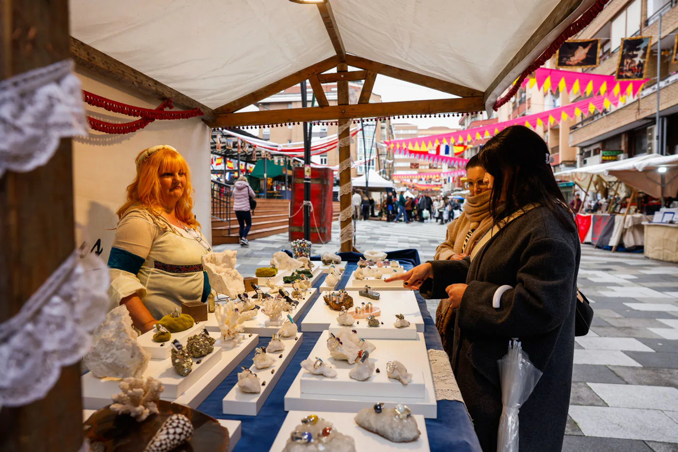 Dos asistentes miran algunos de los productos que ofrece el mercado goyesco.